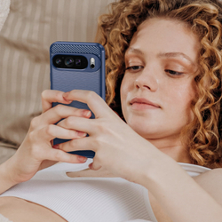 Чехол синего цвета на Google Pixel 9 Pro XL, мягкий отклик кнопок, серия Carbon (с дизайном под карбон) от Caseport
