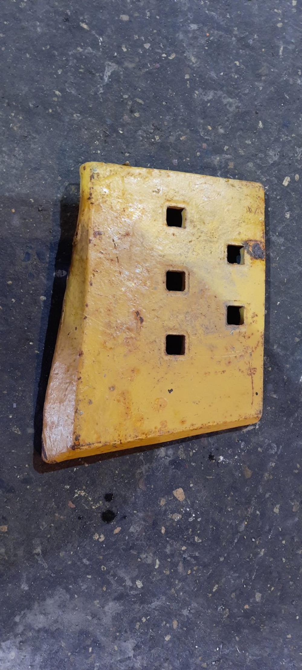 Нож Komatsu D50A/D53A угловой правый 144-70-11190