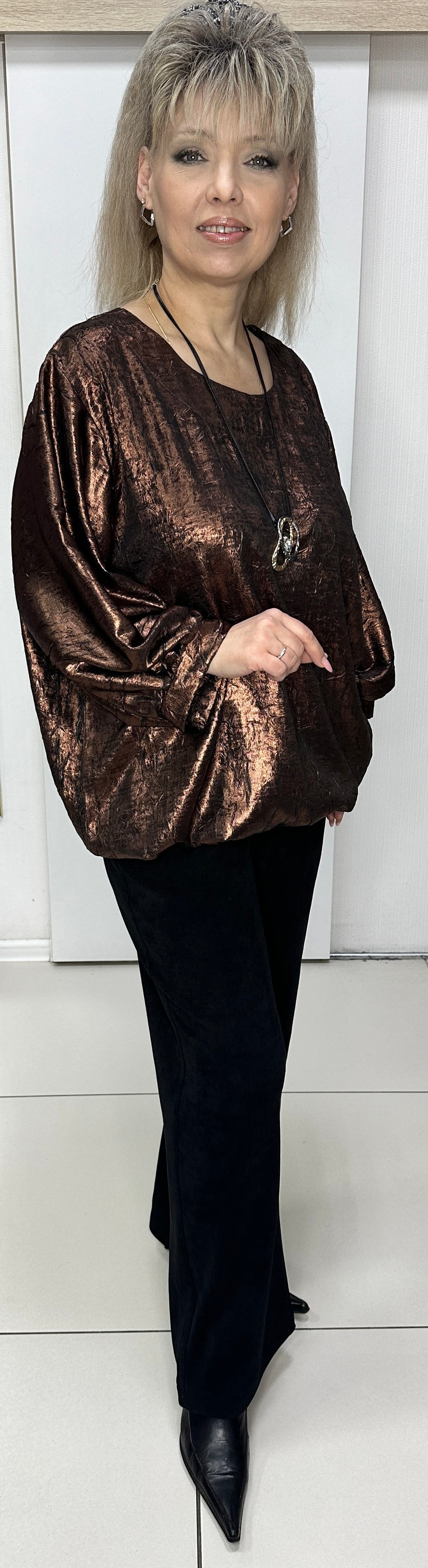 Нарядный блузон-туника с подвеской в бронзовом цвете