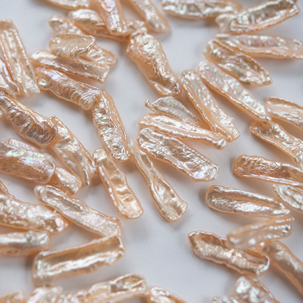 Жемчуг культивированный Бива, розово-персиковый, с эффектом хамелеона, со смещенным боковым отверстием 20-30*5-9мм