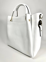 Женская белая сумка из натуральной кожи с металлическими ручками