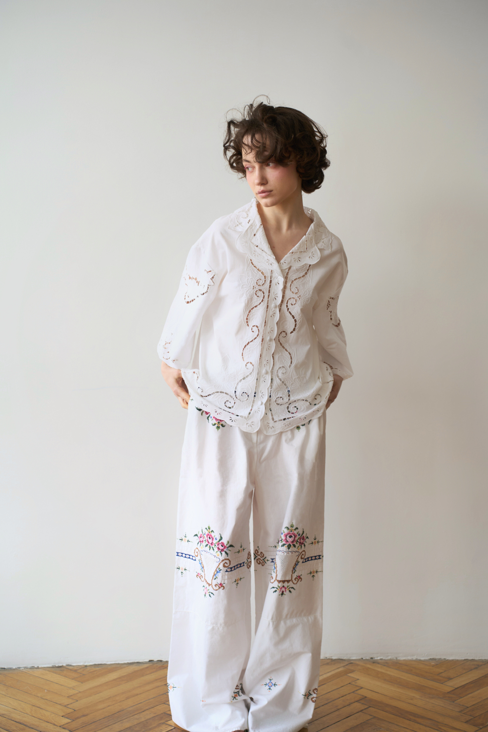 Брюки с цветочной вышивкой