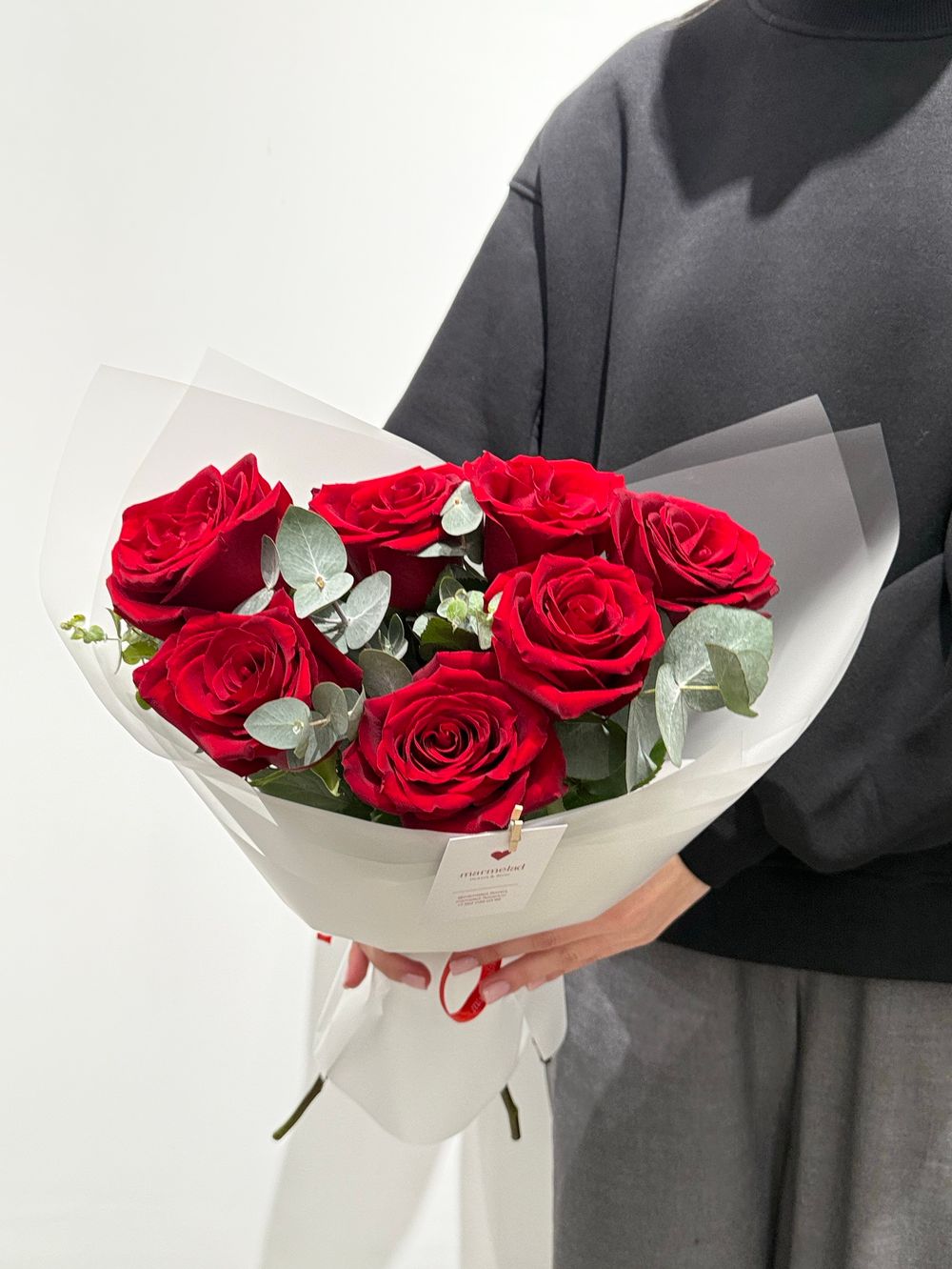 Моно букет из одноголовой розы и эвкалипта