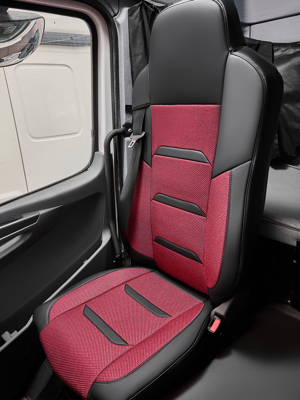 Чехлы Люкс КамАз 5490 K4 с 2014 года (экокожа+рогожка, черный, красная вставка)