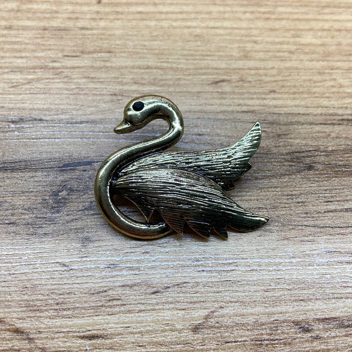 Брошь Лебедь крылья фактурные металл золотистый черненый