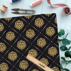 Ткань оксфорд 600 золотой симметричный узор на чёрном фоне