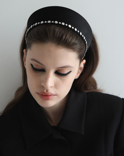 Тонкий ободок с серебристыми клепками