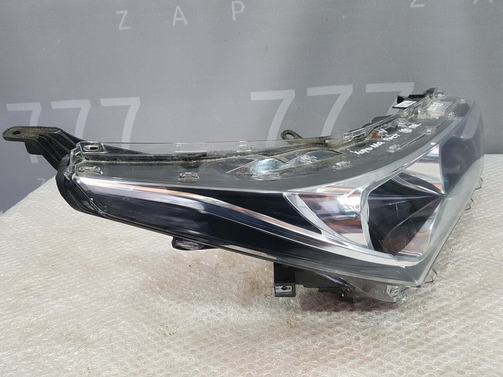 Фара правая Toyota Corolla (E180) 16-19 Б/У Оригинал 8111002L50