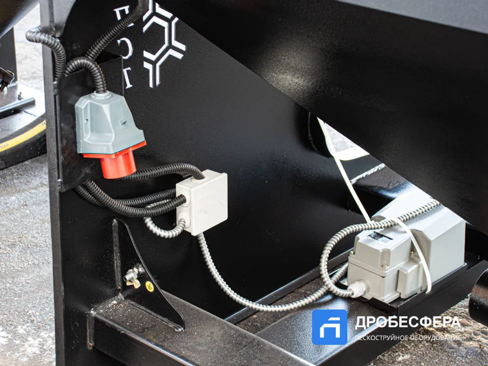 Пескоструйная камера PST КСО-130-Н-ФВР-М (4кВт) с фронтальной загрузкой