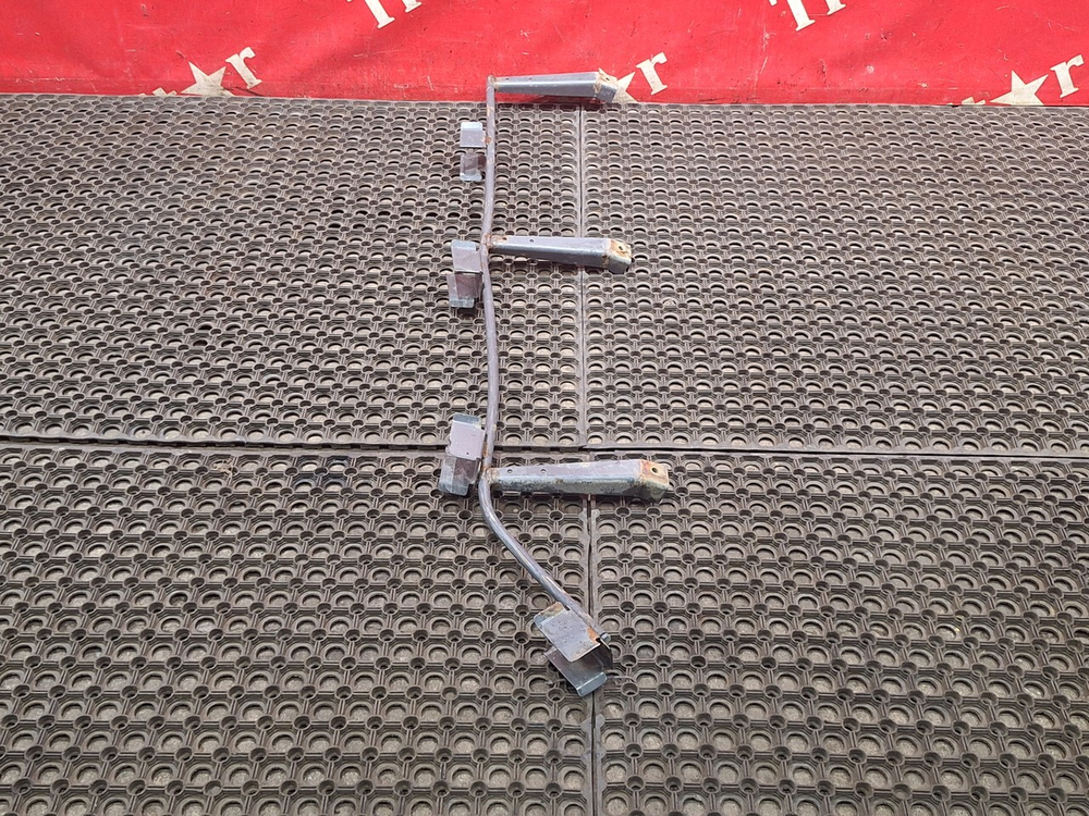 Кронштейн проводки левый