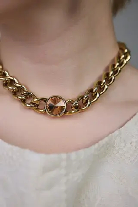 Колье плоская цепь с персиковым кристаллом Swarovski, оттенок золото