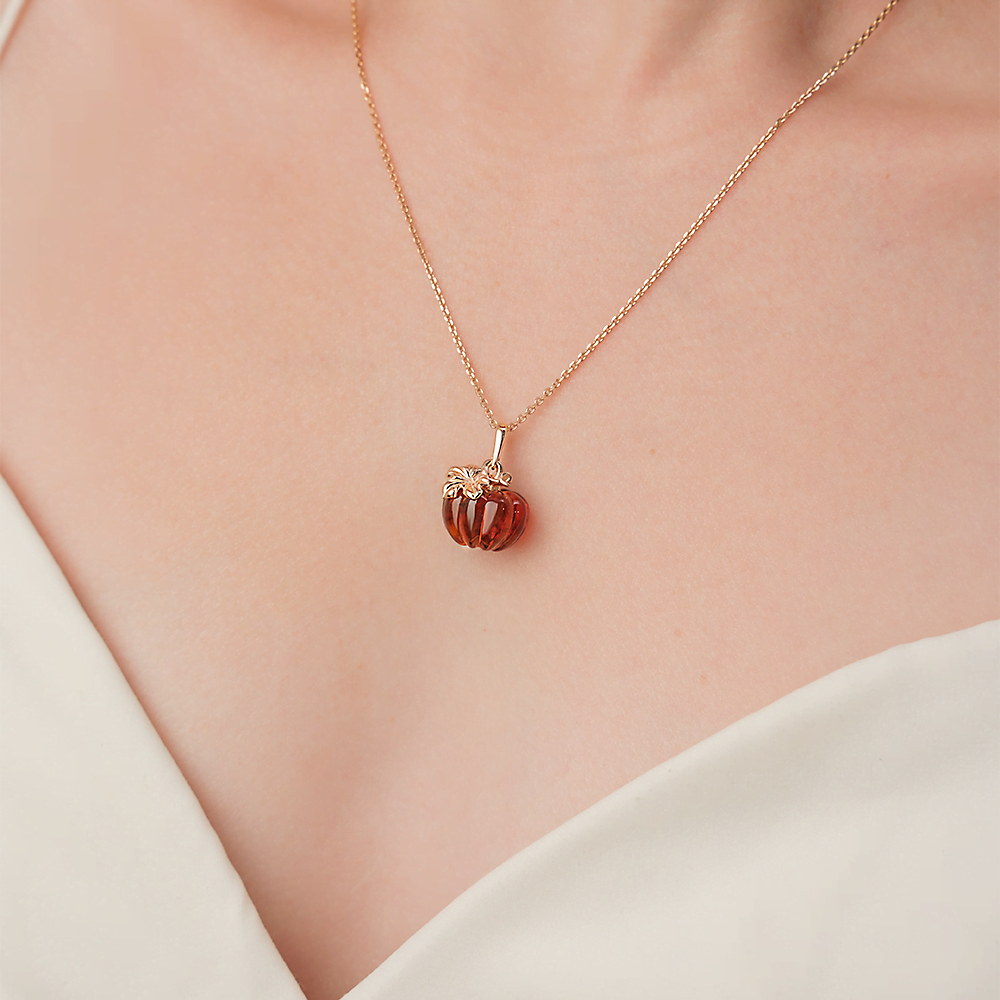 Подвеска «Тыква» из красного золота с янтарём