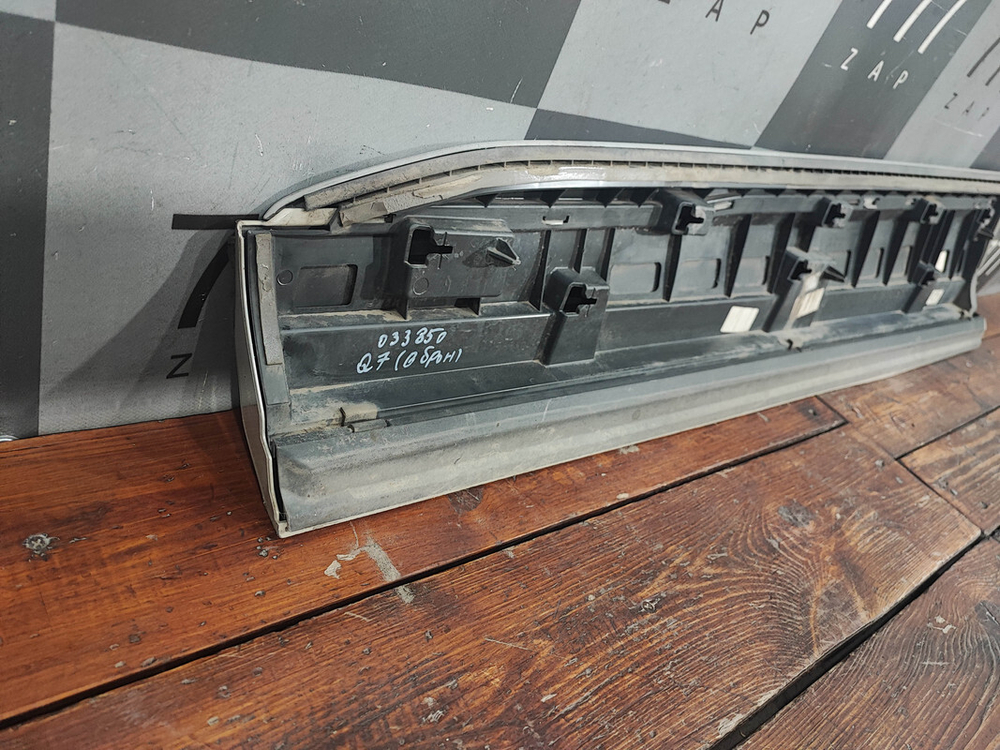 Накладка двери передней правой Audi Q7 (4M) 19-нв Б/У Оригинал 4M0583960N