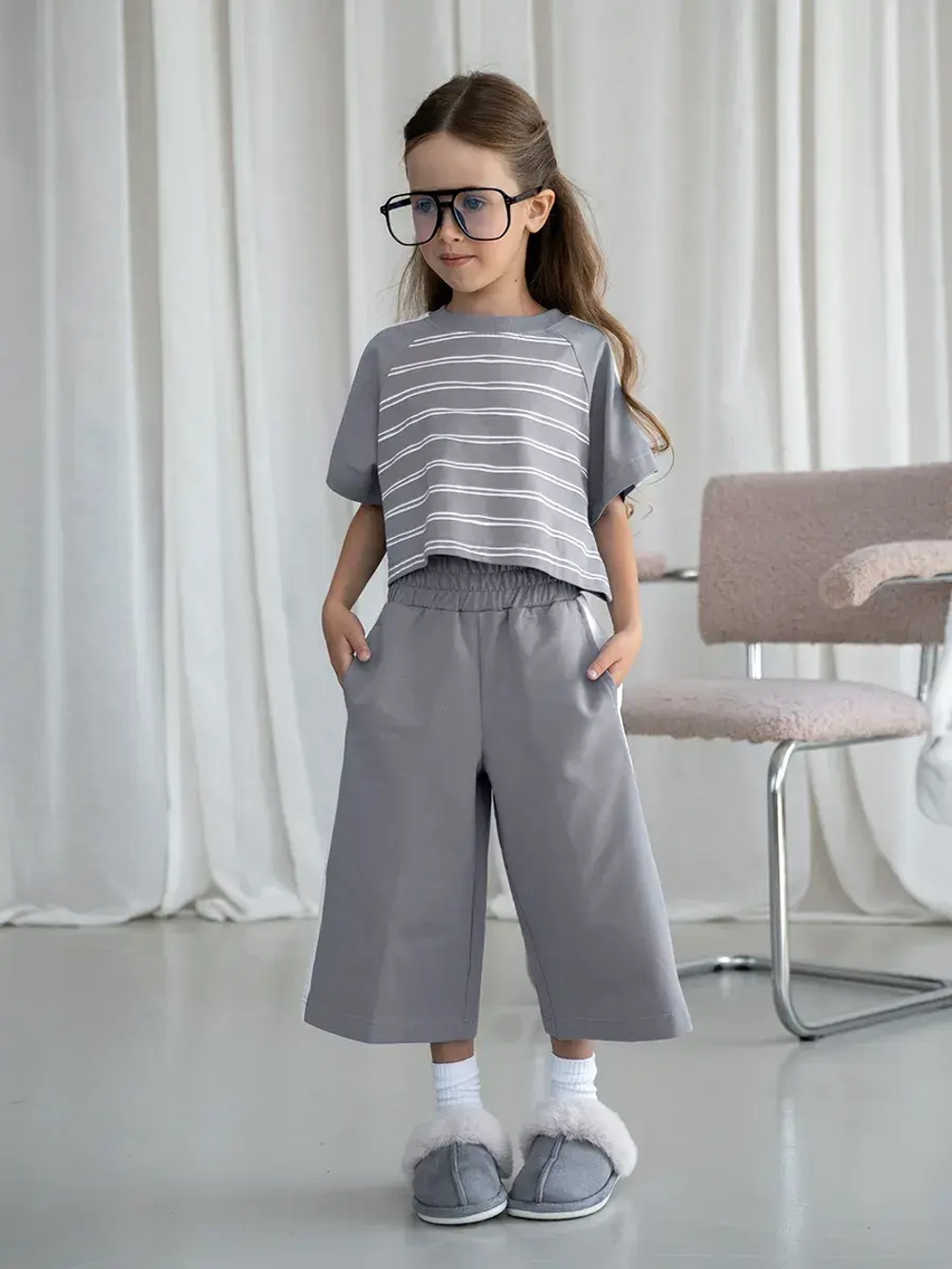 Летний серый костюм для девочки, футболка и кюлоты