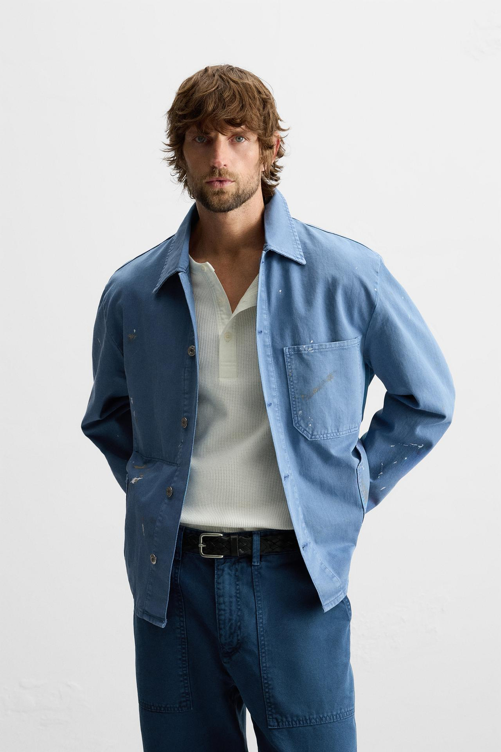 ZARA КУРТКА-РУБАШКА С ПРИНТОМ В ВИДЕ БРЫЗГ КРАСКИ, ЯРКО-СИНИЙ