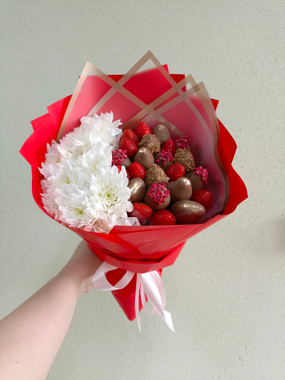 Букет из клубники в шоколаде и хризантемы