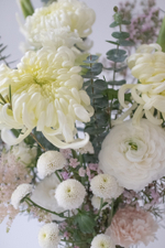 ранункулюсы и хризантемы в букете