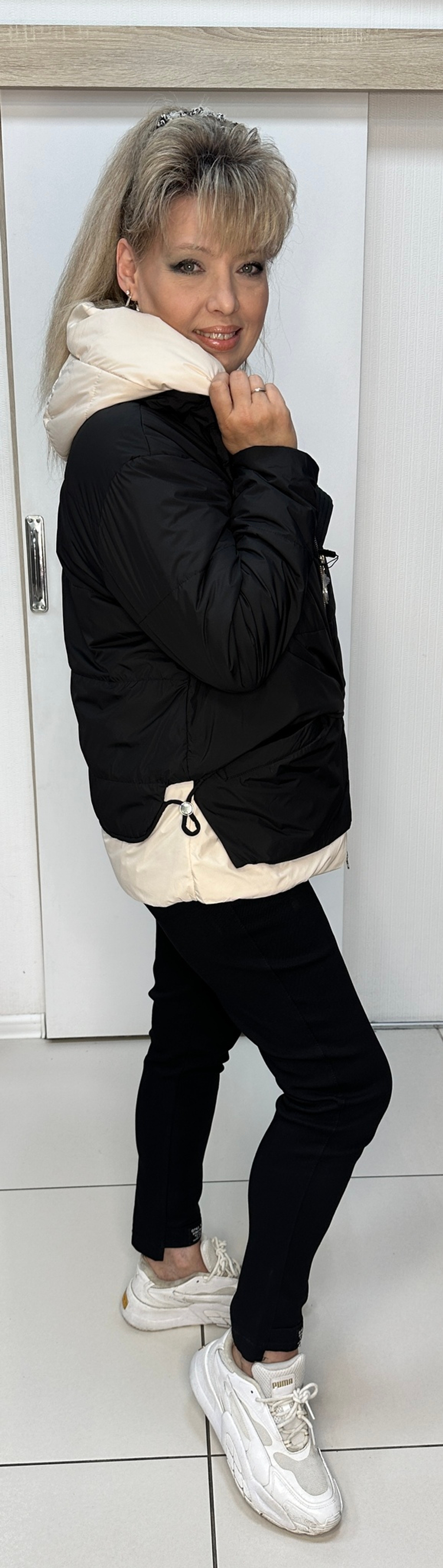 Черная комбинированная куртка с бежевым принтом