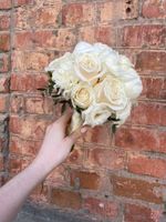 Свадебный букет из пионов, лизиантуса, диантусов и эвкалипта