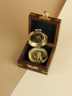 Nautical Морской компас Brunton в деревянном футляре Лого: Made for Royal Navy