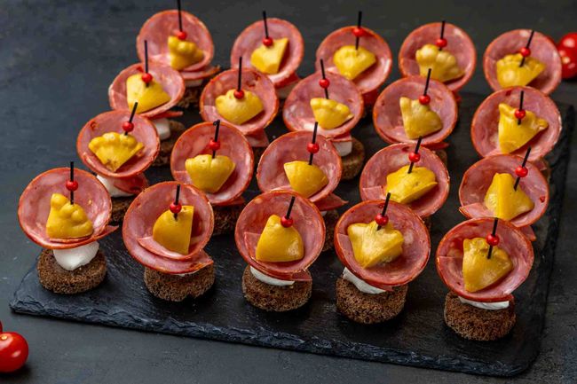 Канапе с чоризо, моцареллой и мини-патиссоном, 20 шт.