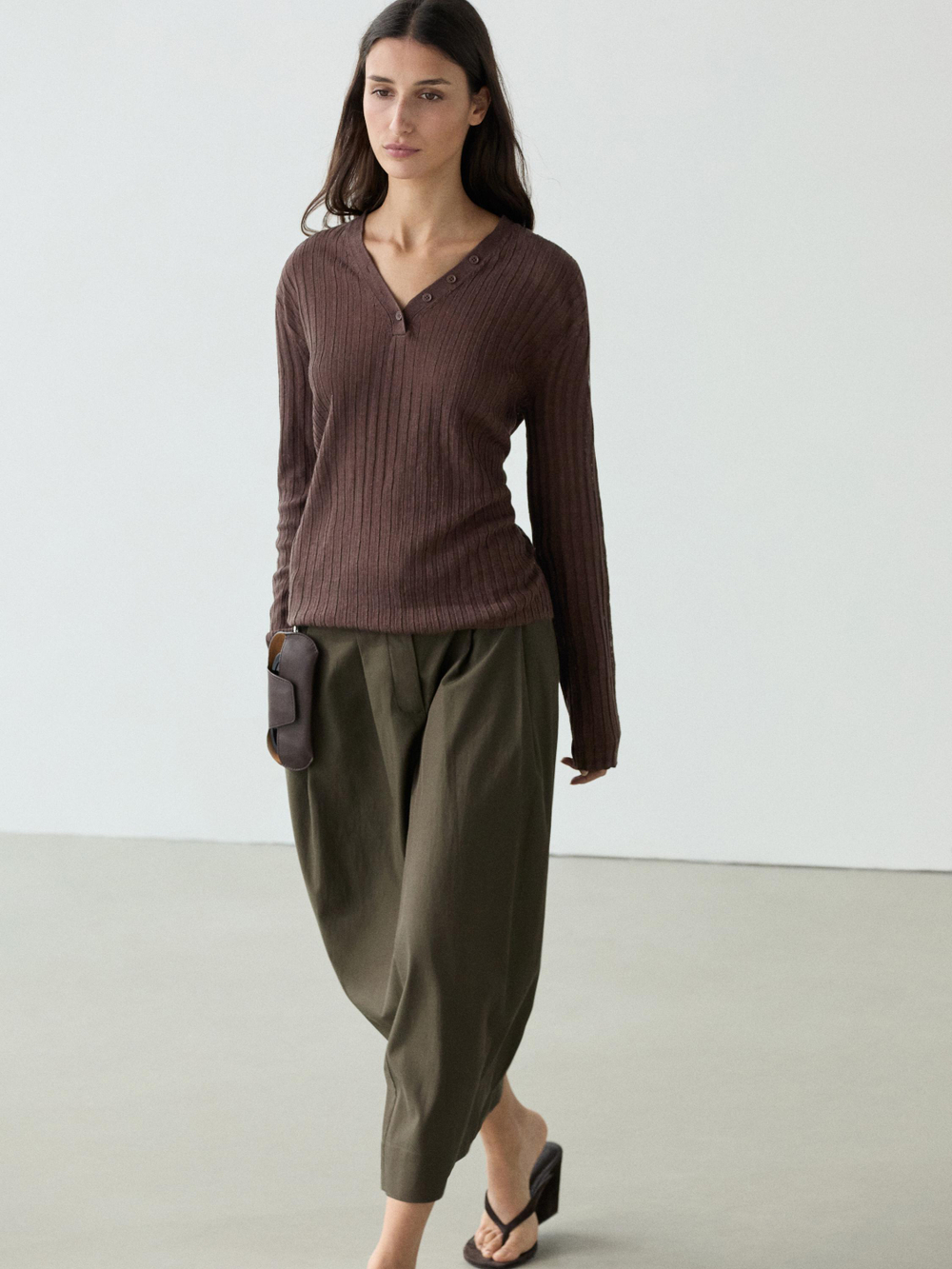 Massimo Dutti Вязаный льняной свитер с пуговицами, шоколадный