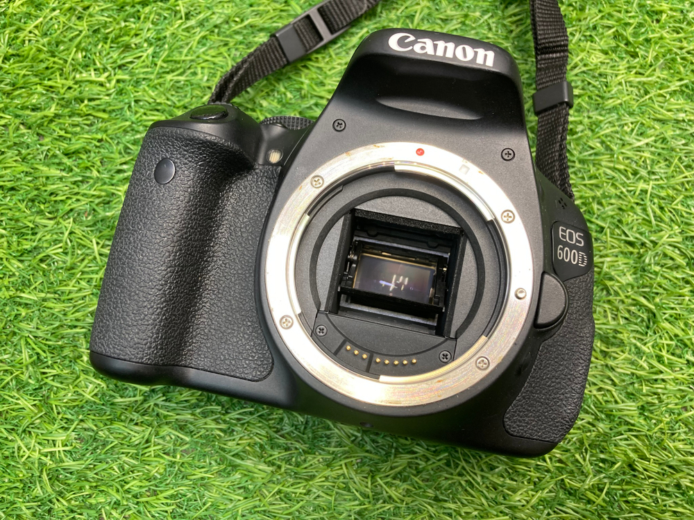 Canon 600D kit 18-55mm 3.5-5.6 IS II 7.800 кадров