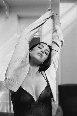 ZARA КОРОТКОЕ ПЛАТЬЕ ИЗ ИСКУССТВЕННОЙ КОЖИ С ВОЛАНАМИ, ЧЕРНЫЙ