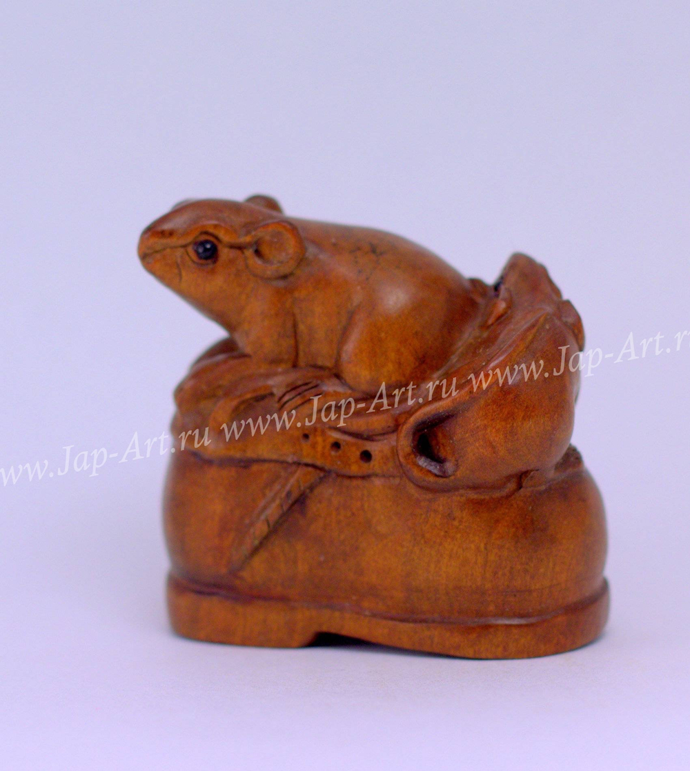 Нэцкэ Две мыши и ботинок