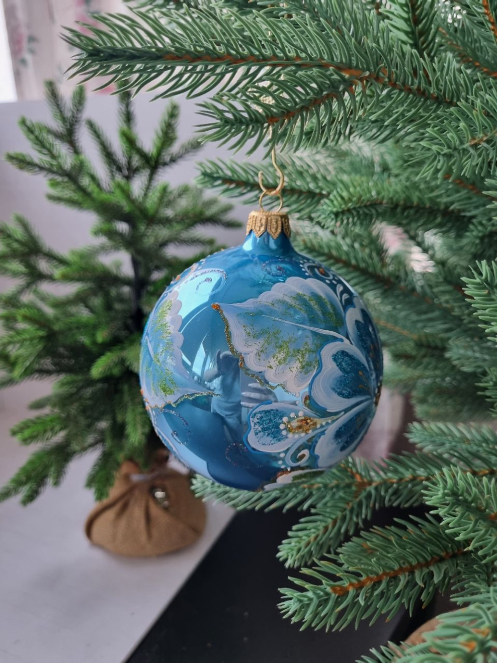 Шар стеклянный "Голубые цветы" ручная работа