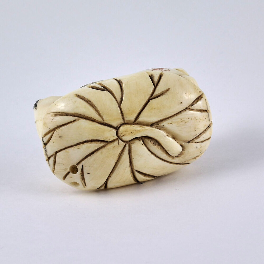 Нэцкэ Мальчик Карако на листе