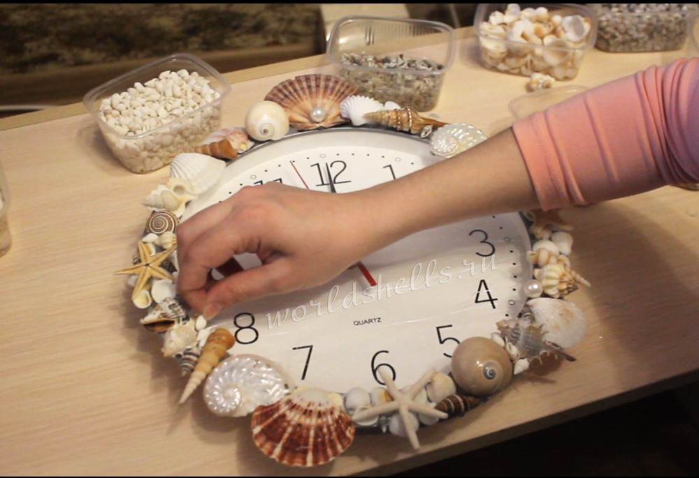 Украшаем часы ракушками