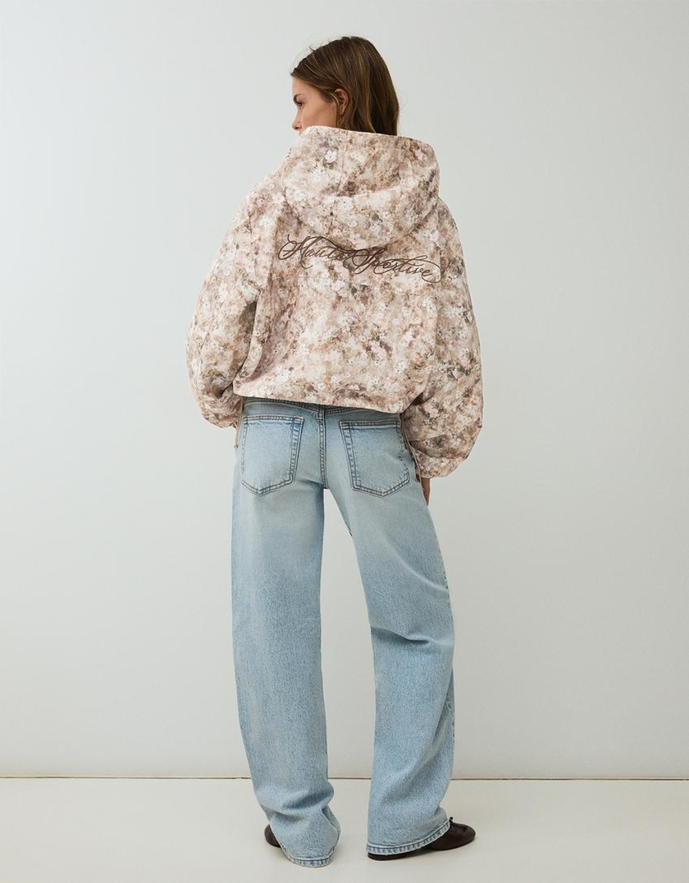 BERSHKA Водонепроницаемая и ветрозащитная куртка с капюшоном и принтом, бежевый