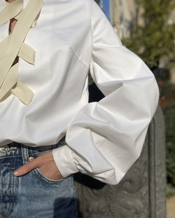 Рубашка с объемными рукавами на шнуровке