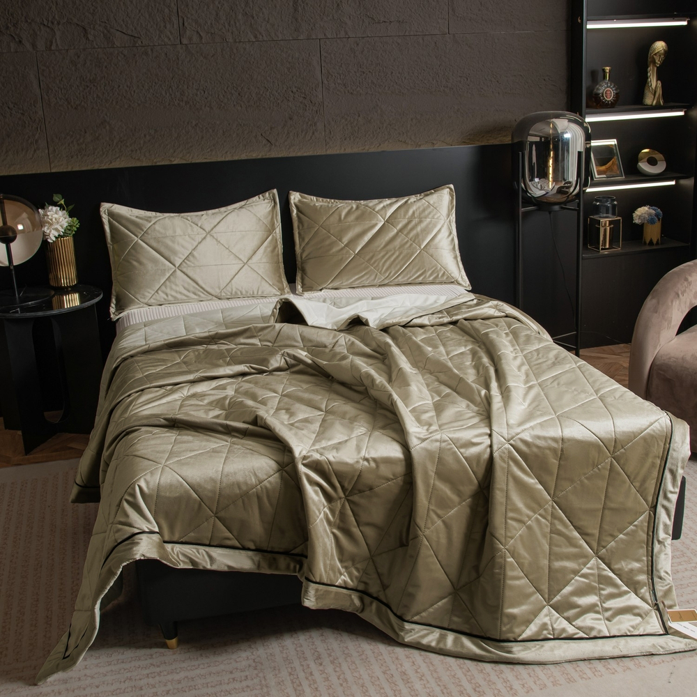 Велюровое покрывало в клетку и две наволочки OVL031