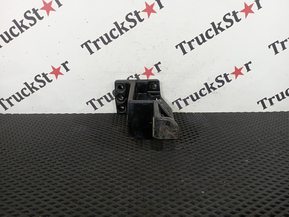 Кронштейн бампера переднего правый 2016г.