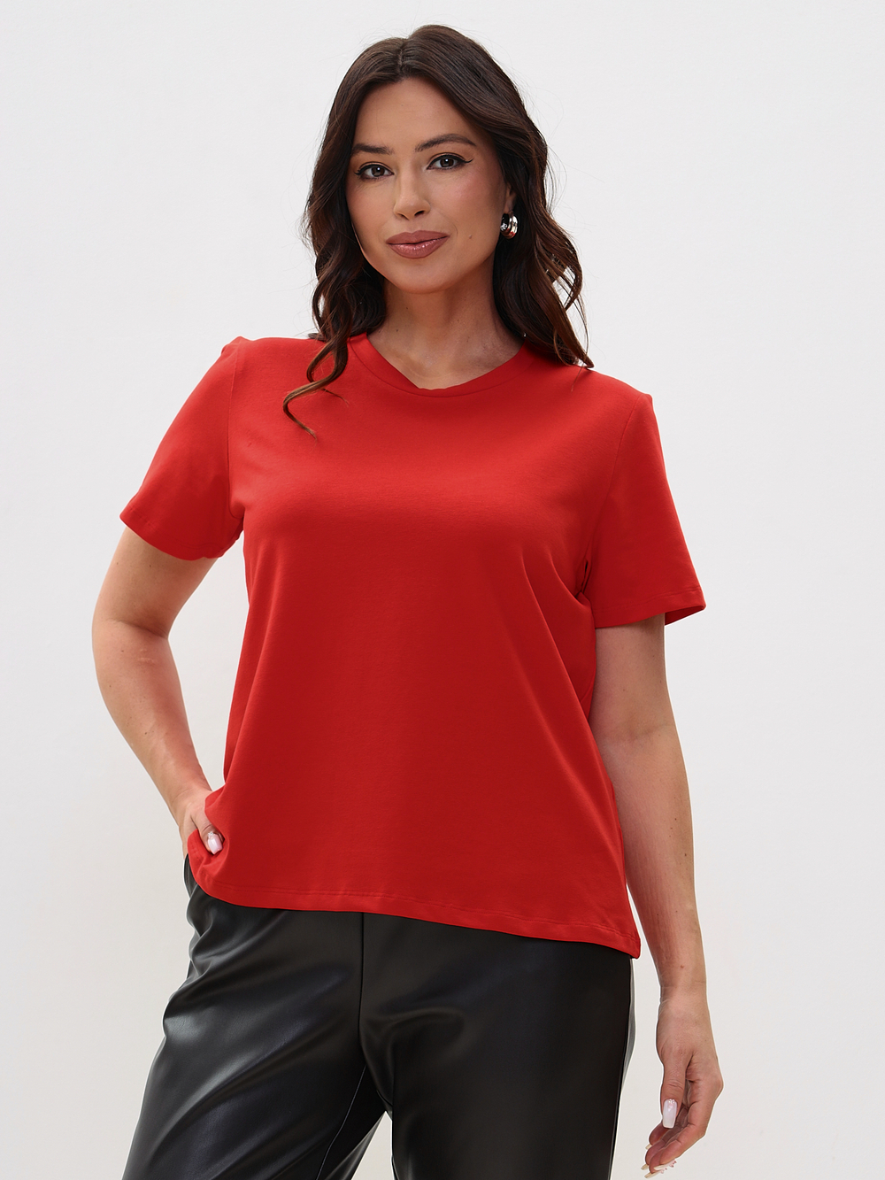 Базовая футболка красного цвета