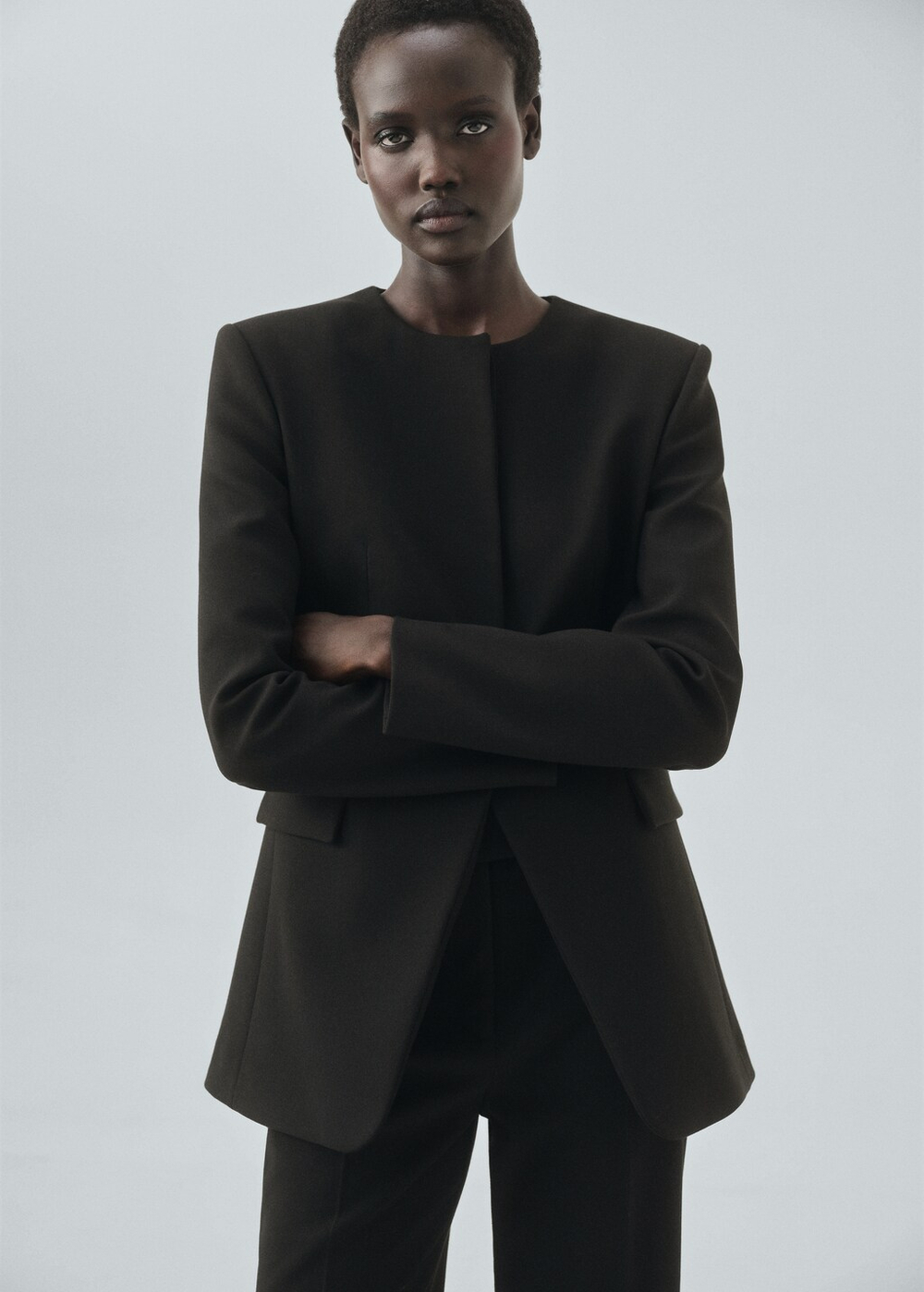 Костюмный пиджак приталенного кроя