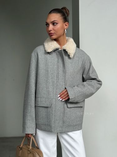Серая куртка с меховым воротником
