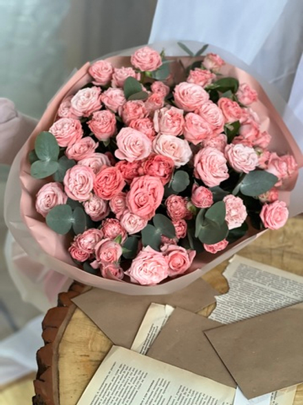 Букет из пионовидных кустовых роз в воздушном оформлении от Флора Маркет