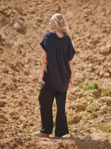 Черный льняной костюм с брюками