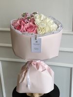 Букет из гортензии, маттиолы, одноголовой и кустовой пионовидной розы