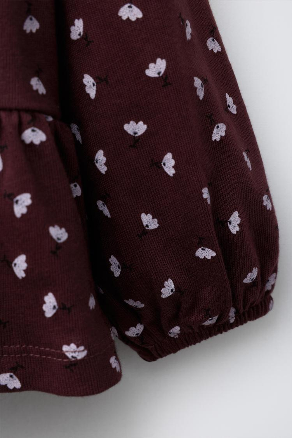 ZARA ФУТБОЛКА С ЦВЕТОЧНЫМ ПРИНТОМ И БАРХАТНЫМ БАНТОМ, ГРАНАТОВЫЙ