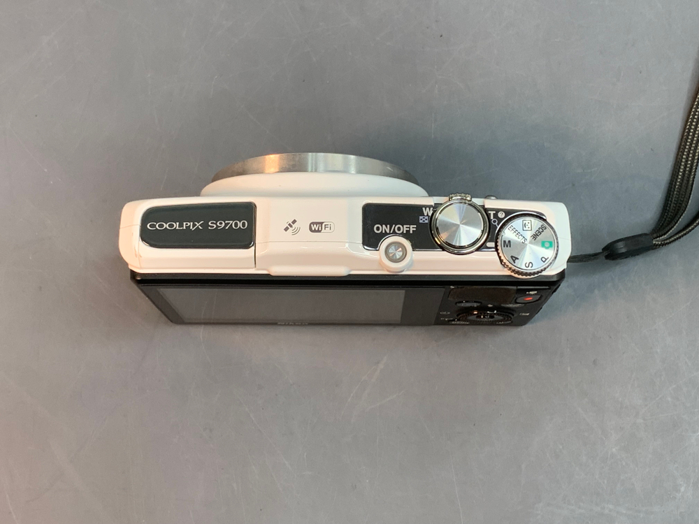 Nikon Coolpix S9700