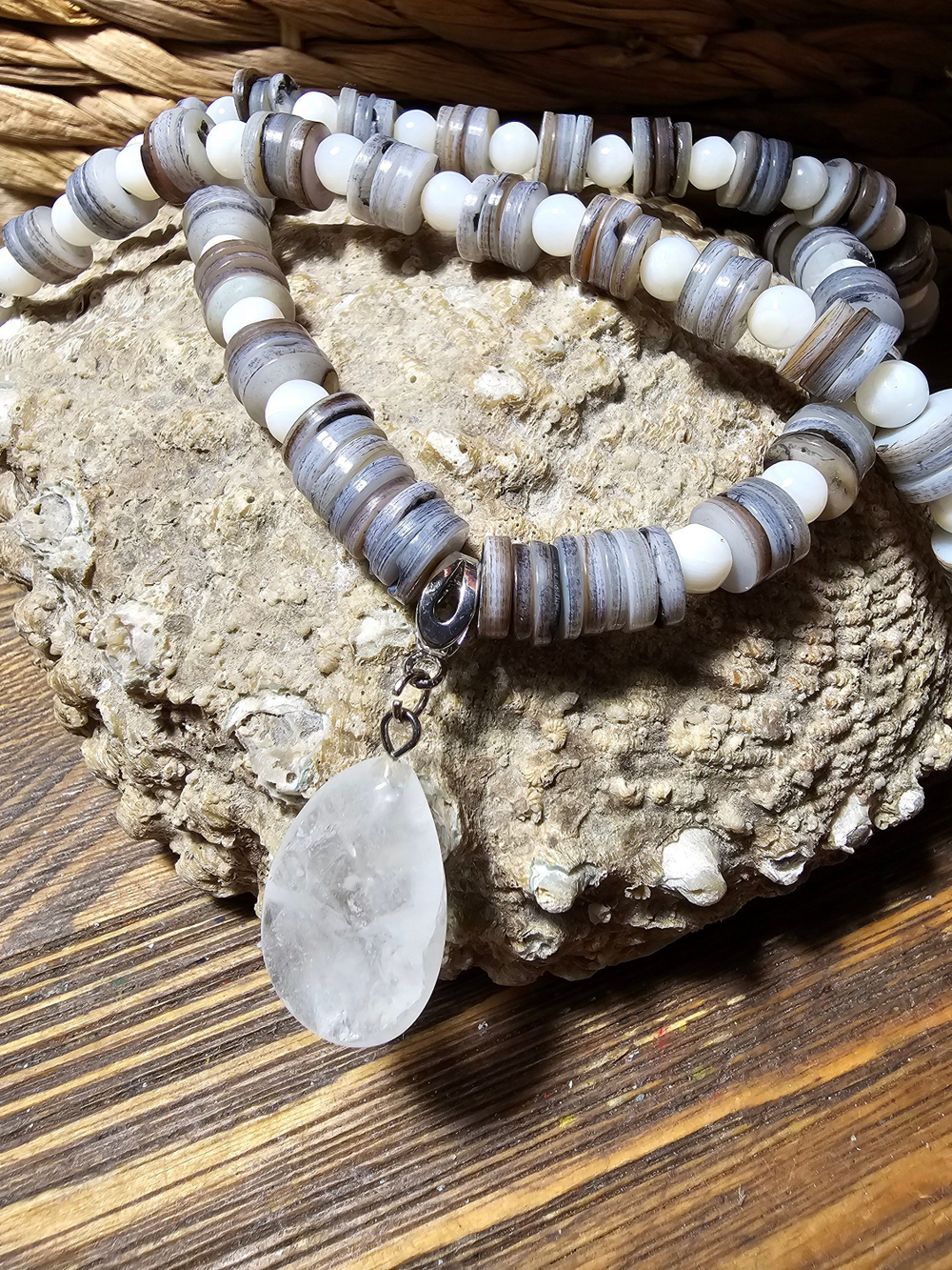 Колье длинное авторское, эксклюзивное, ручной работы из натурального перламутра "Пляжное"