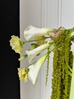 Свадебный букет из белых калл, хелеборуса, лизиантуса и зеленого амаранта