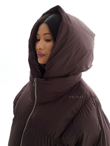 Объемный шоколадный пуховик со съемной манишкой-капюшоном