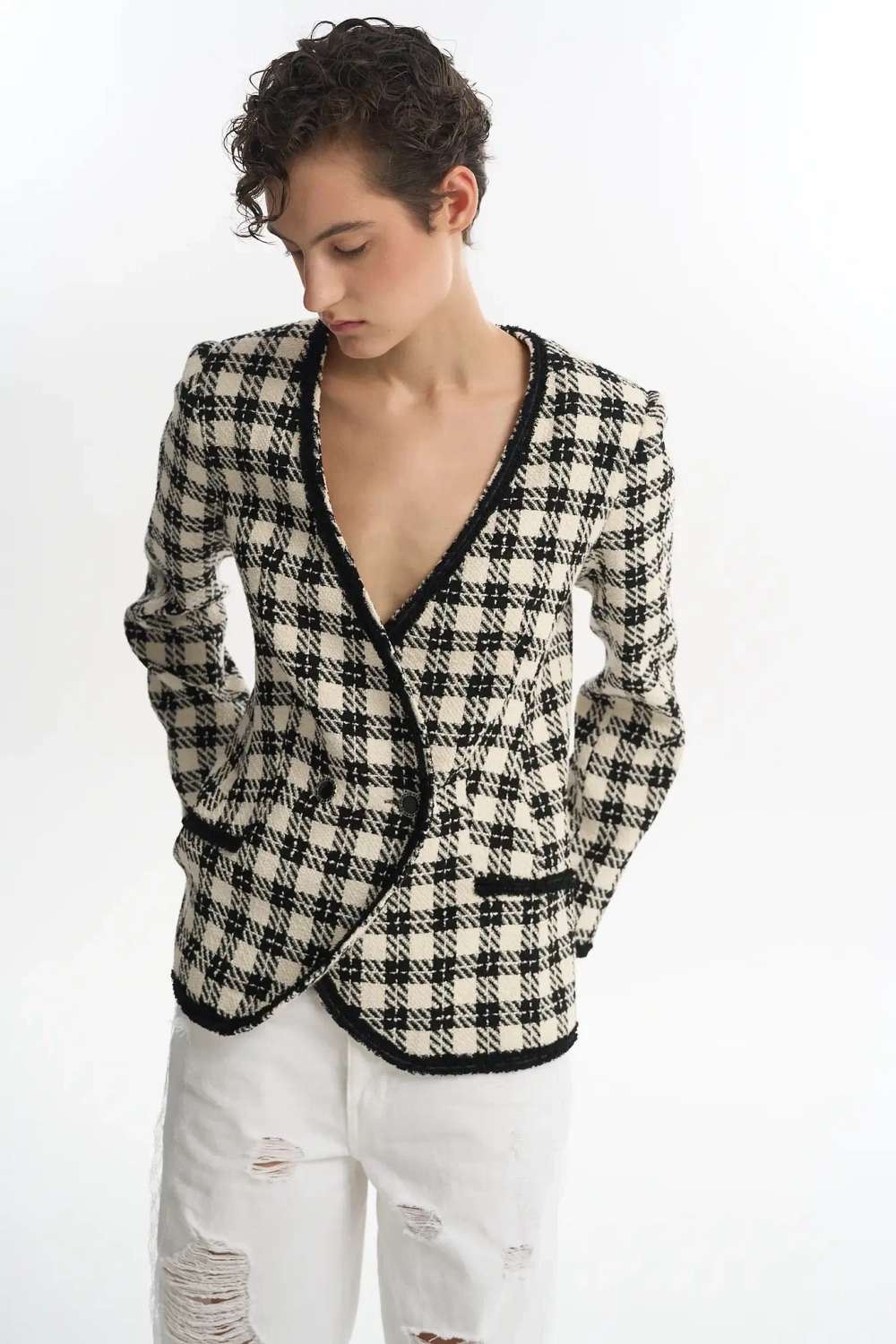 Приталенный жакет из твида в клетку