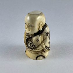 Статуэтка нэцкэ Мальчик на рыбалке