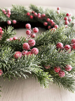 Венок еловый 35см ChristmasDeLuxe с красными ягодами в инее с блестками